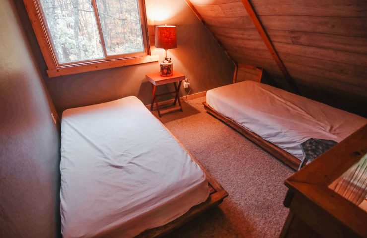 Peshtigo Lodge sleeping loft with two twin beds