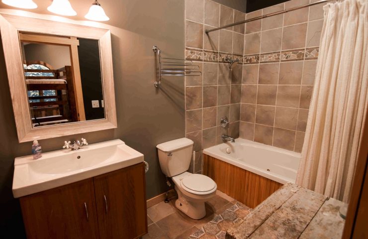 Peshtigo Lodge bunk room bathroom with tiled shower